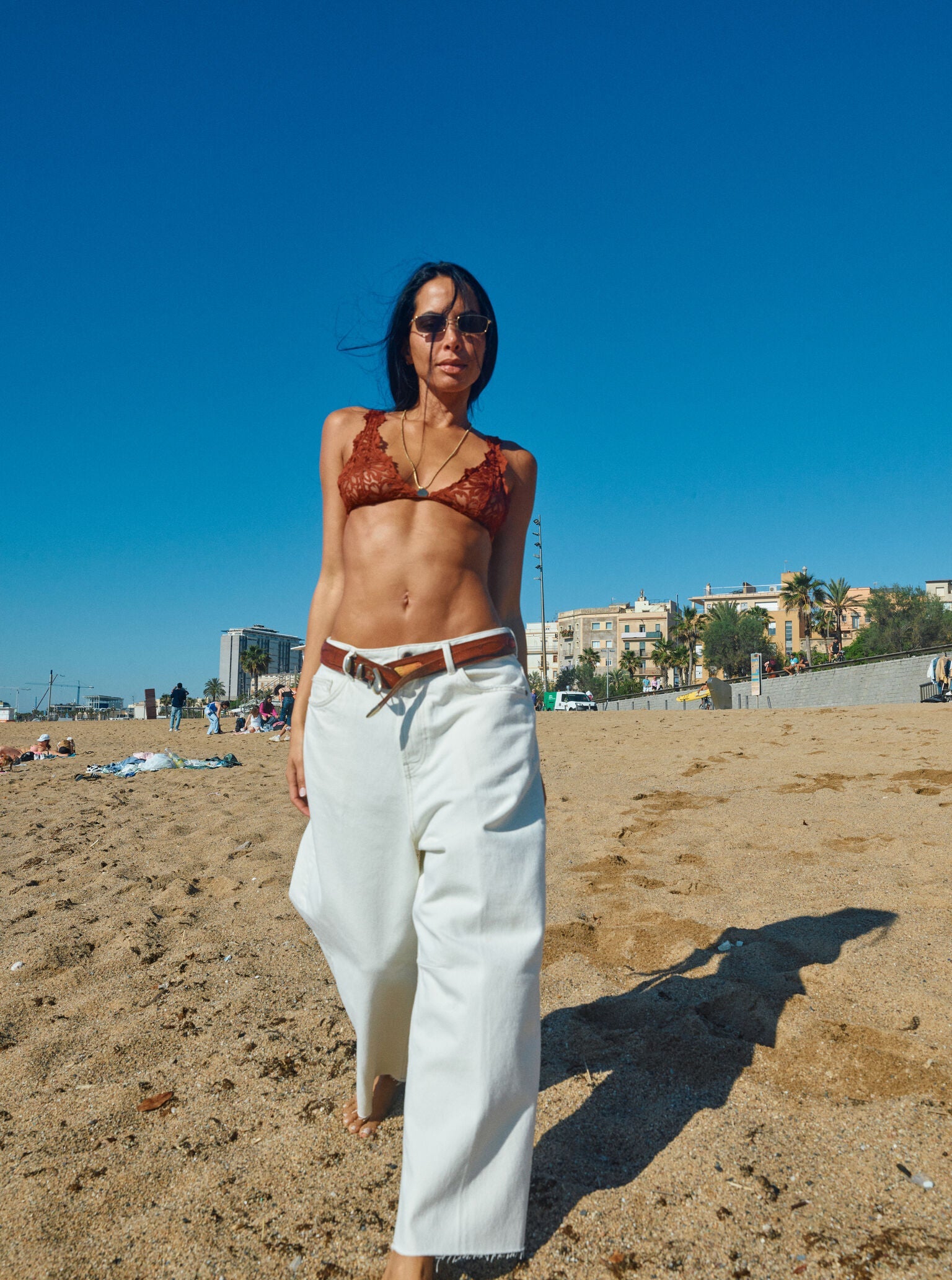 Modelshot / White / Detail